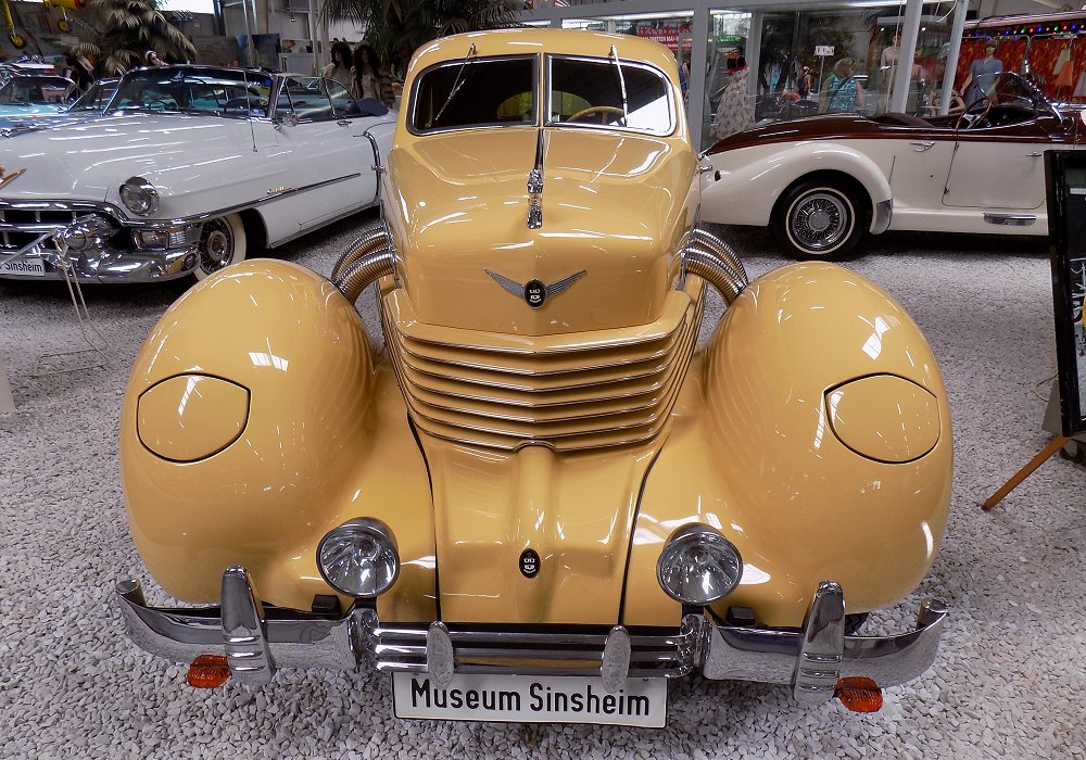 Cord 812 Sedan - Image 3