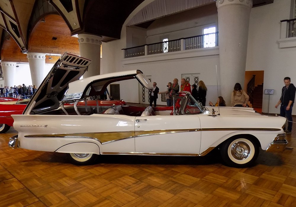 Ford Fairlane 500 Skyliner