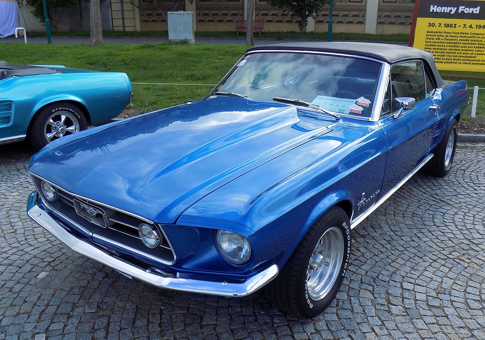 Ford Mustang Convertible GT 271 HP AT