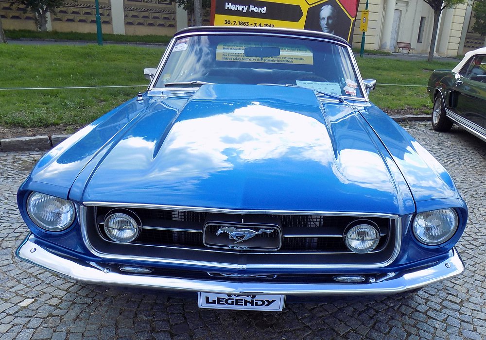 Ford Mustang Convertible GT 271 HP AT