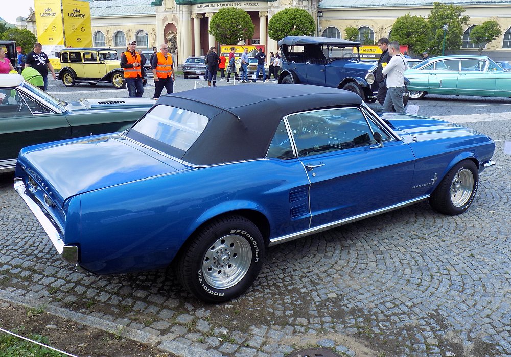 Ford Mustang Convertible GT 271 HP AT