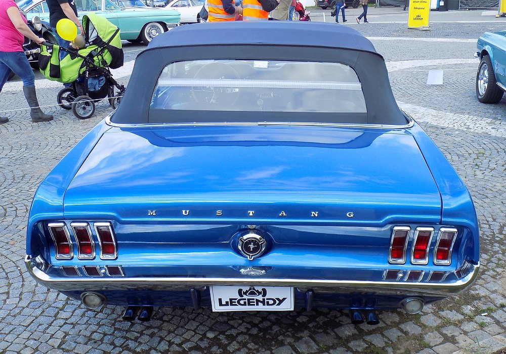 Ford Mustang Convertible GT 271 HP AT