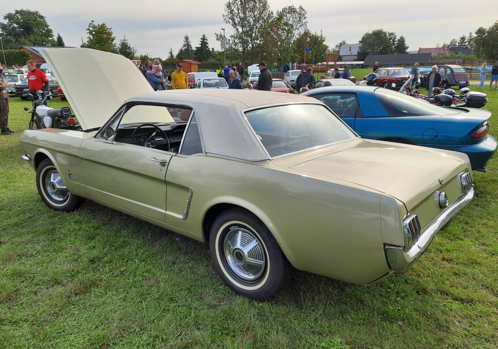 Ford Mustang Six 200