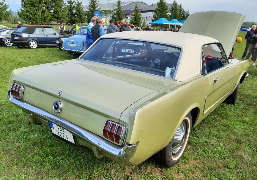 Ford Mustang Six 200