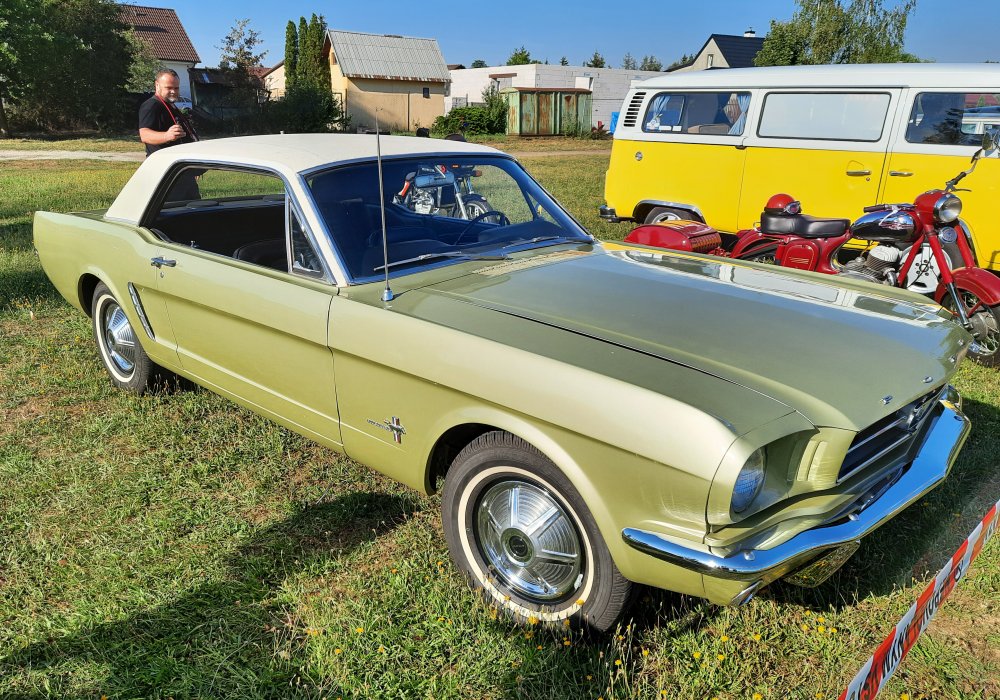 Ford Mustang Six 200