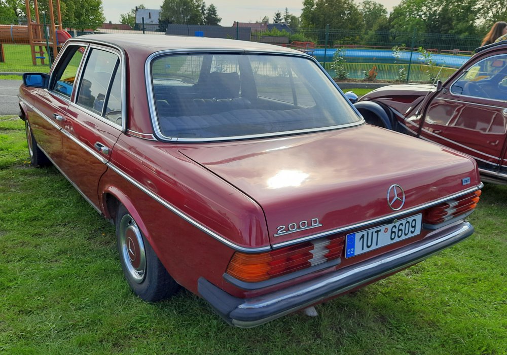 Mercedes-Benz 200 D Automatic